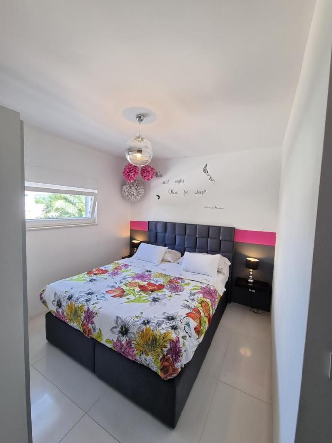Villa Ave *