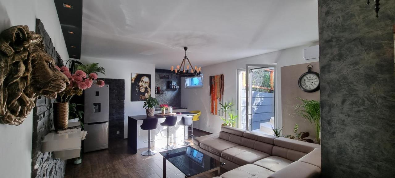 Villa Ave *